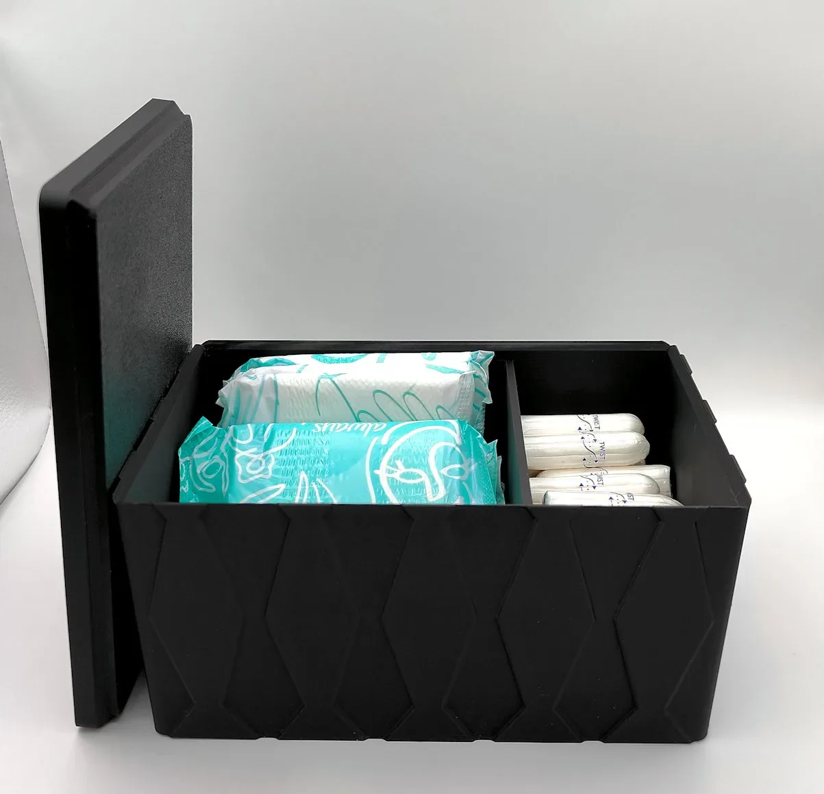 Maku Up! Binden & Tampon Organizer | Geschlossenes Design | Moderne Periodenbox | Hygienebox fürs Bad | 3D-gedruckt mit Rautenmuster