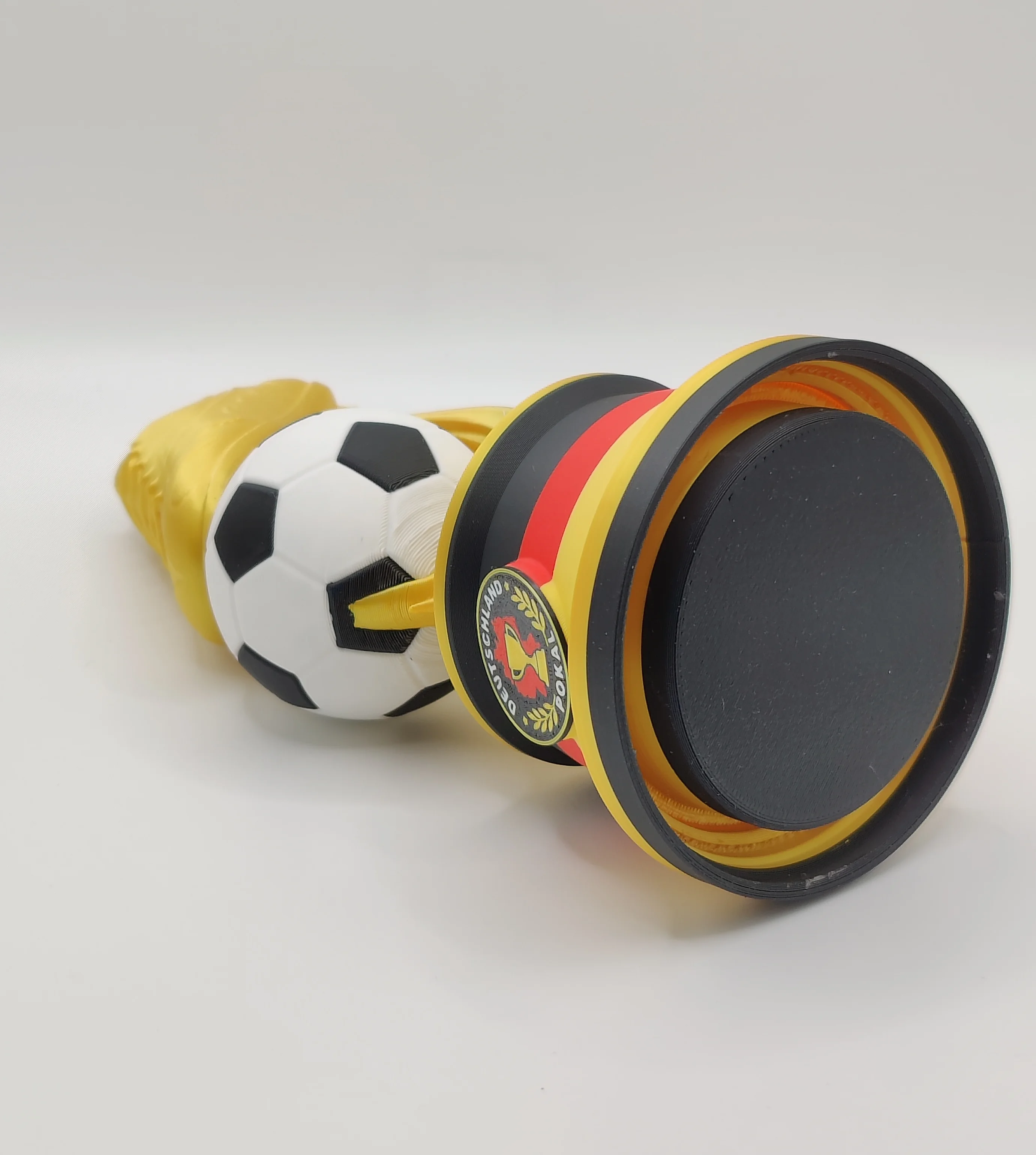 3D-gedruckter Fußball Pokal mit Fliegenschutz 1