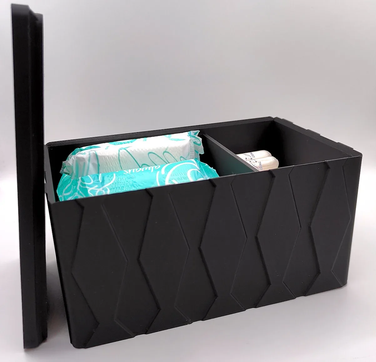 Maku Up! Binden & Tampon Organizer | Geschlossenes Design | Moderne Periodenbox | Hygienebox fürs Bad | 3D-gedruckt mit Rautenmuster